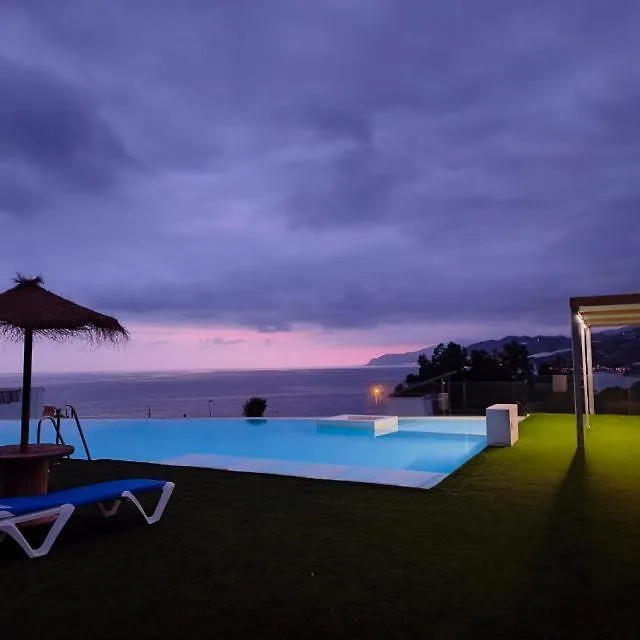 Piso de lujo en la playa de un pueblo de Granada con piscina infiniti, yacuzzi en la piscina, tumbonas privadas y mucho más Melicena